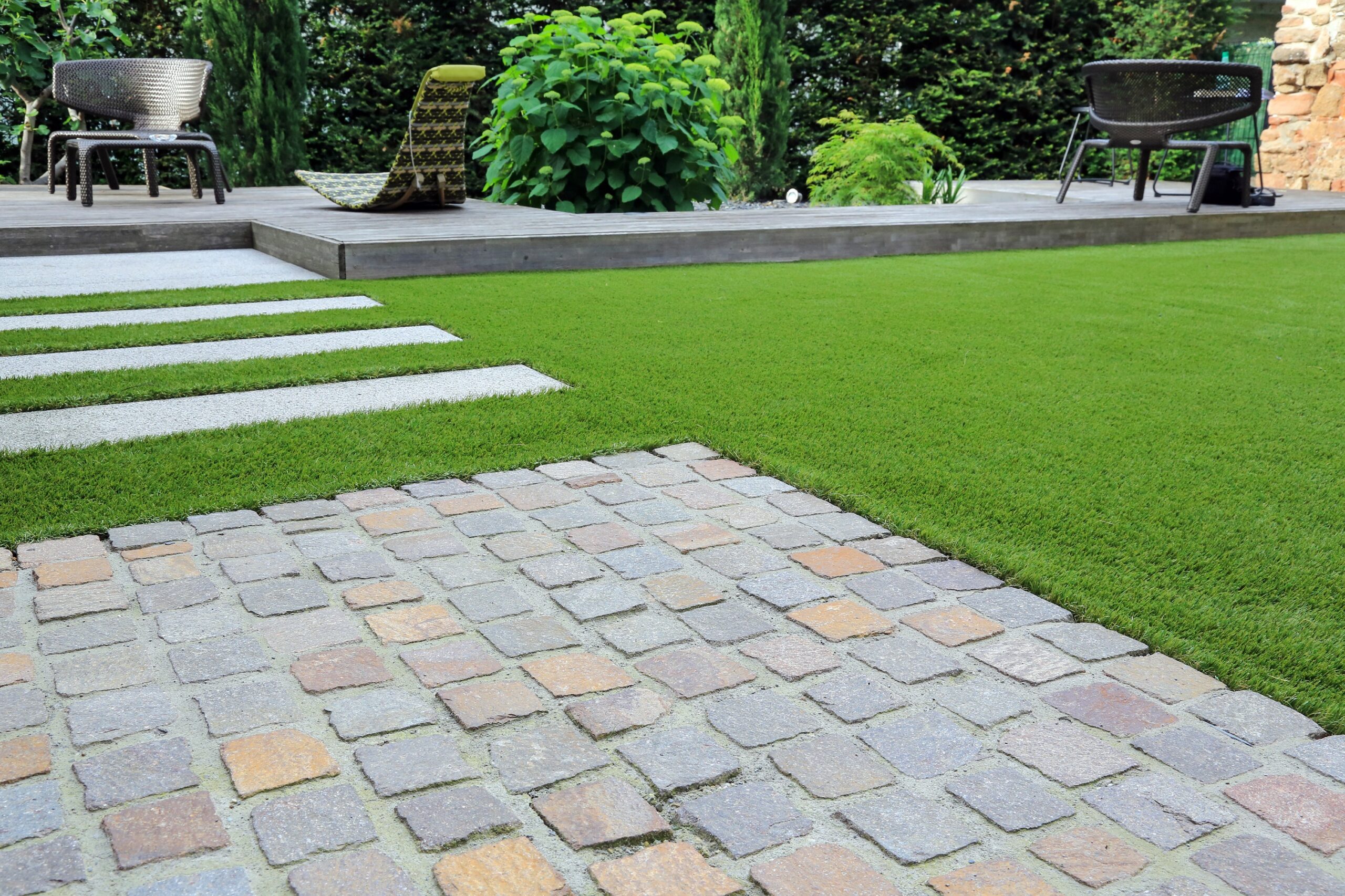 Moderner Gartenbau und Terrassengestaltung: Materialmix aus Pfla
